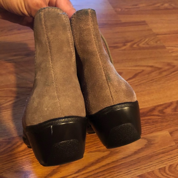 SOFTSPOTS Tan Color Suede Booties Size 7 - Picture 7 of 11